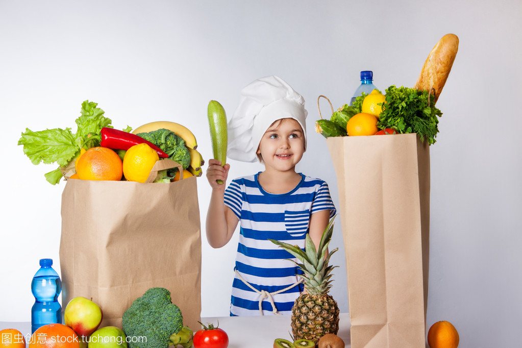 豐收的喜悅 頭戴廚師帽的女孩與繽紛蔬果的溫馨互動